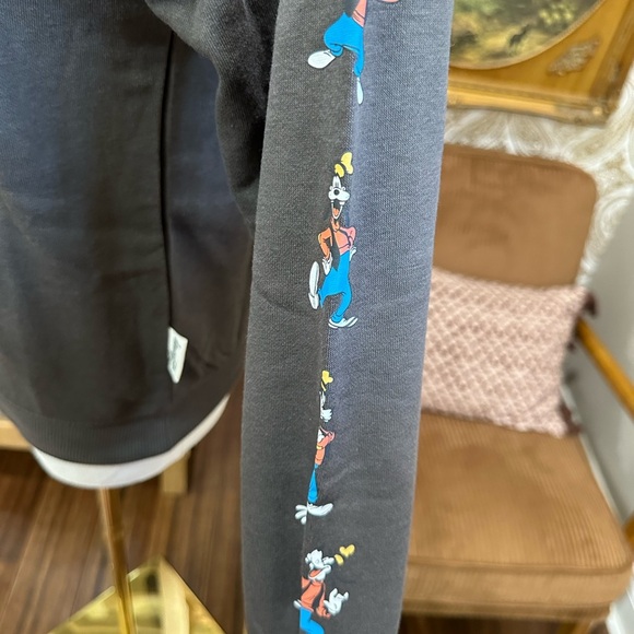 H&M Gray Disney Sweatshirt with Character Print size 8-10 BNWT - Picture 3 of 4